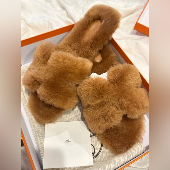 RARE FIND | HERMES BNIB SHEARLING ORAN SANDALS NATUREL 39 EU - US 8.5 - Picture 4 of 7